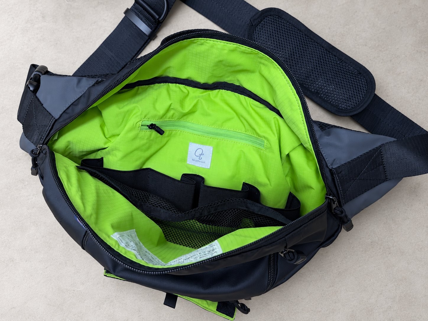 メインのファスナーが前面側まで開き、奥の荷物まで見渡せる